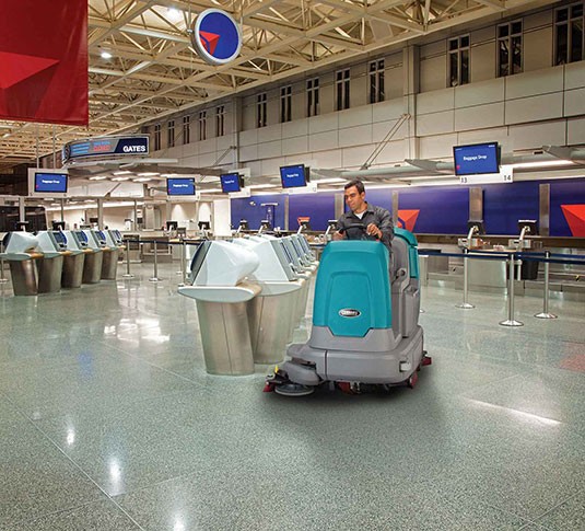 T12 Fregadora de suelo compacta de conductor sentado a batería alt 10